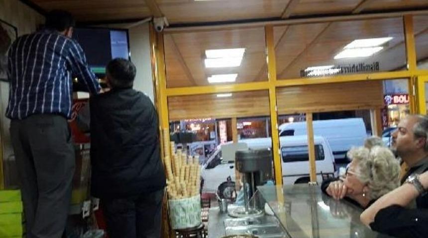 Pastanede Oturan Kadının &Ccedil;antası &Ccedil;alındı (2)