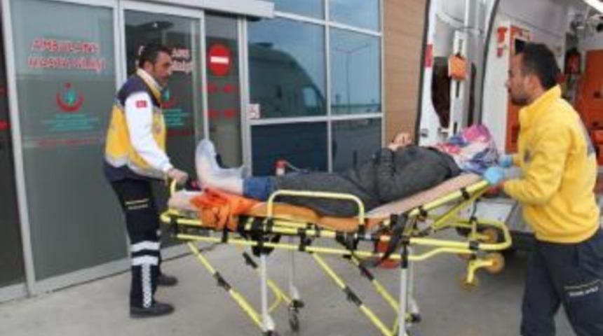 Otomobil &Ccedil;ocuk Oyun Parkına Girdi: 2 Yaralı