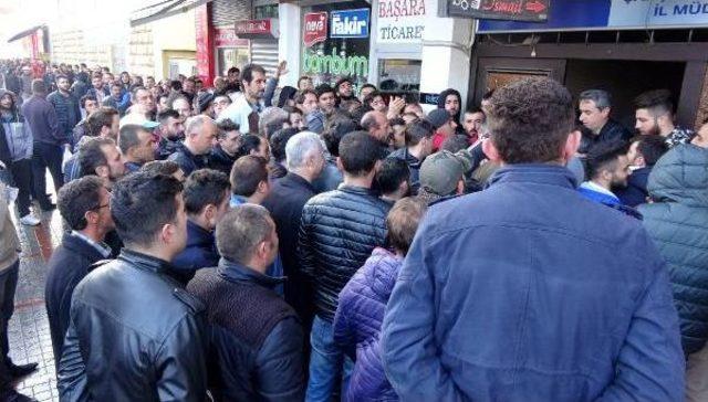 Rize'de İşkur Önünde Mevsimlik Iş Başvurusu Izdihamı