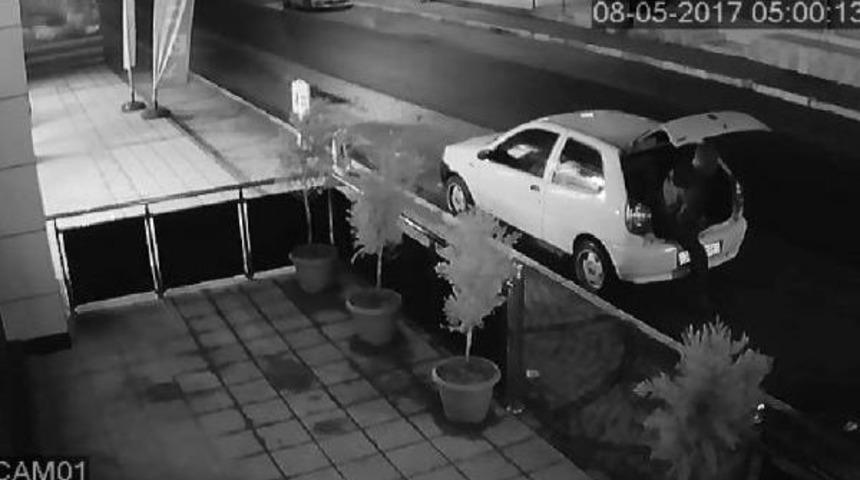 Otomobilin Bagajından Inip Bilgisayar &Ccedil;aldılar