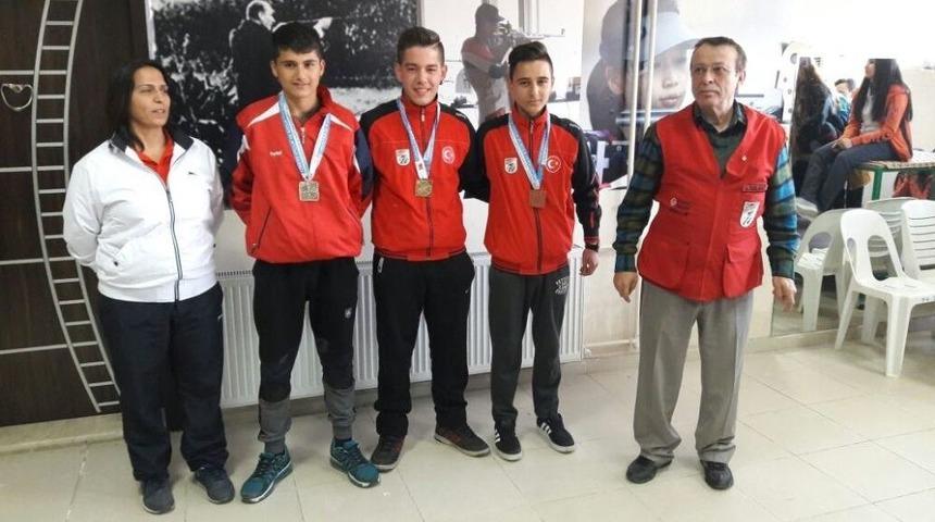 Aydınlı Atıcılar Madalya İle D&ouml;nd&uuml;