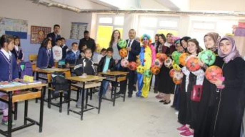 &Uuml;niversite &Ouml;ğrencileri Miniklerin Ayakkabılarını Giydirdi