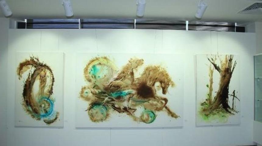 D&uuml;nyada T&uuml;rk Kahvesiyle Resim Yapan Tek Ressam