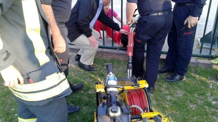 Kafası Demir Parmaklıklara Sıkışan &Ccedil;ocuğu İtfaiye Kurtardı
