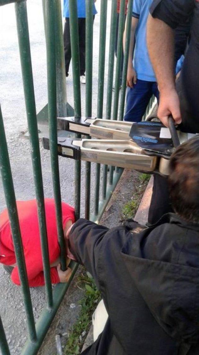 Kafası Demir Parmaklıklara Sıkışan &Ccedil;ocuğu İtfaiye Kurtardı 1