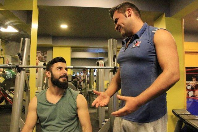 Y&uuml;r&uuml;me Engelli Sporcu Gencin Tekerlekli Sandalyesini &Ccedil;aldılar 1