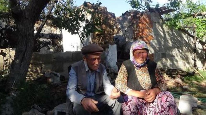 Yaşlı &Ccedil;iftin Evi K&uuml;l Oldu