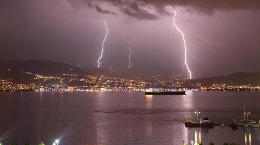 Peşpeşe &Ccedil;akan Şimşekler G&ouml;ky&uuml;z&uuml;n&uuml; Aydınlattı