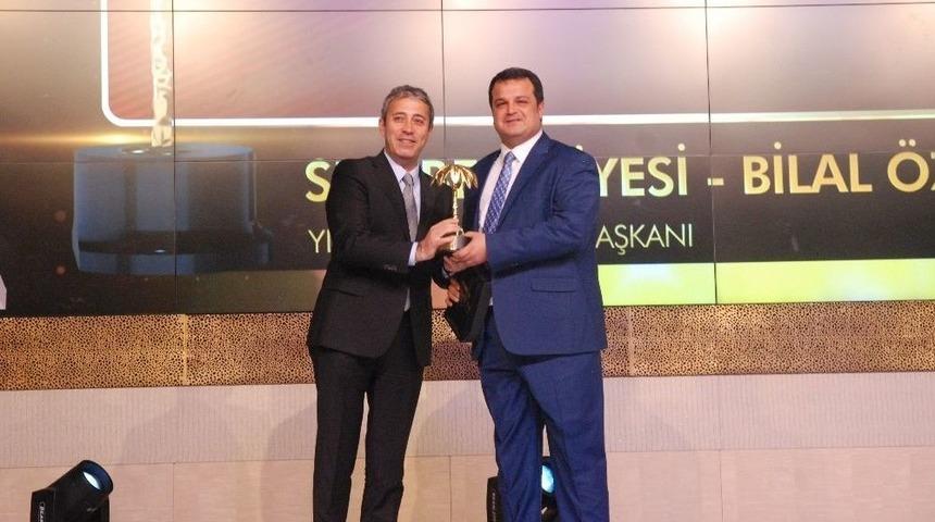 Sur Belediye Başkanı Bilal &Ouml;zkan Yılın Belediye Başkanı &Ouml;d&uuml;l&uuml;n&uuml; Aldı