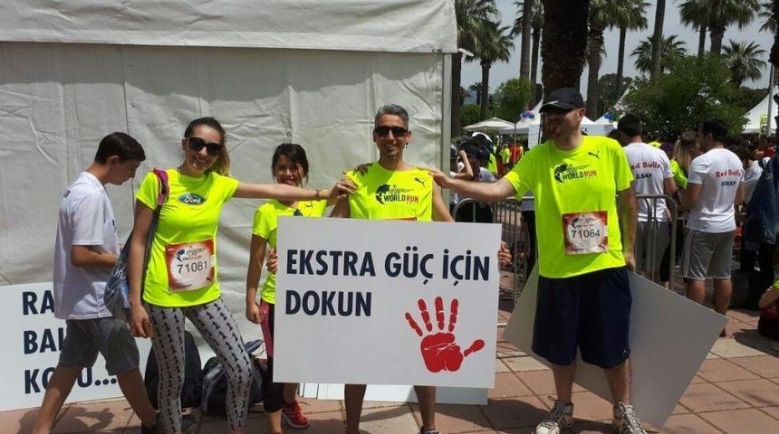 Sağlık&ccedil;ılar Omurilik Fel&ccedil;lileri İ&ccedil;in Koştu