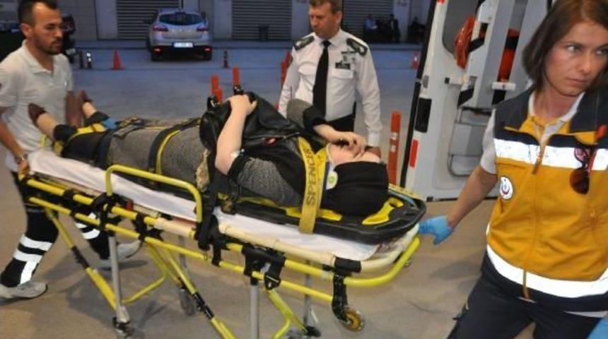 Kazada Yaralandı, &Ccedil;antasını Elinden Bırakmadı