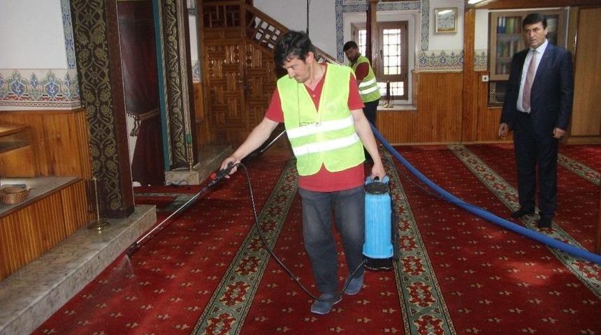 Osmangazi Belediyesi Ramazan &Ouml;ncesi Camileri Temizliyor