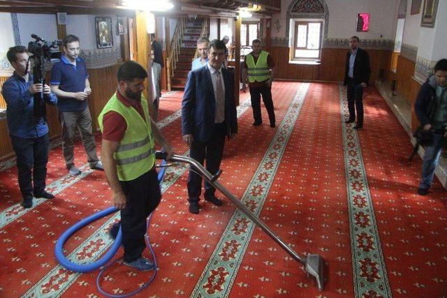 Osmangazi Belediyesi Ramazan &Ouml;ncesi Camileri Temizliyor 1