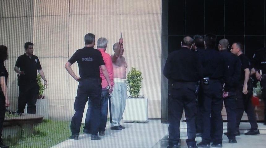 Adliye &Ouml;n&uuml;nde Bı&ccedil;akla Kendini Doğramaya Kalktı