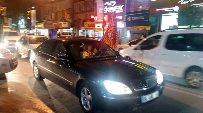 Adana Demirspor Galibiyeti Evkur Yeni Malatyaspor Taraftarını Sokağa D&ouml;kt&uuml;