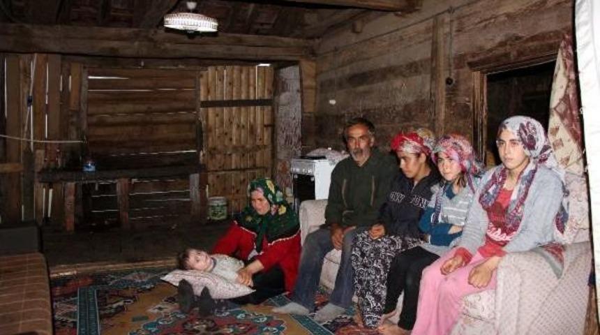 6 Kişilik Ailenin Yıkılma Tehlikesi Olan Ahşap Evde Zor Yaşamı