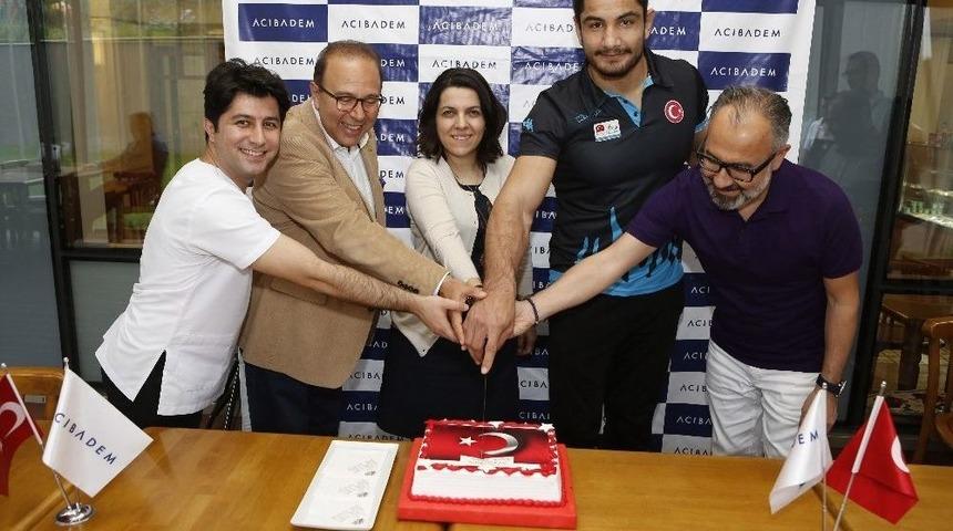 Avrupa Şampiyonu Taha Akg&uuml;l, Acıbadem Hastanesi&rsquo;nde Rutin Kontrollerini Yaptırdı