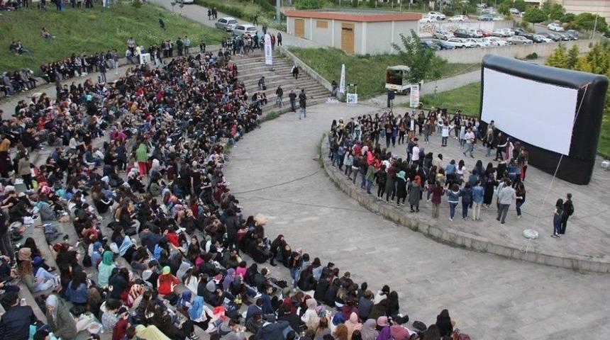 Ko&uuml;&rsquo;de Yazlık Sinema Keyfi