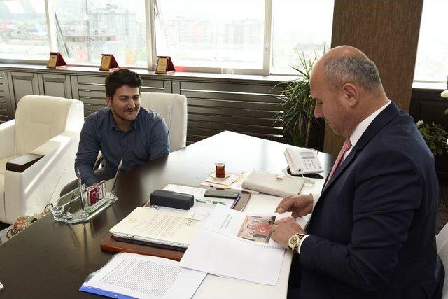 15 Temmuz Gazisinden Başkan Togar’a Nakış İşlemeli Türk Bayrağı Tablosu