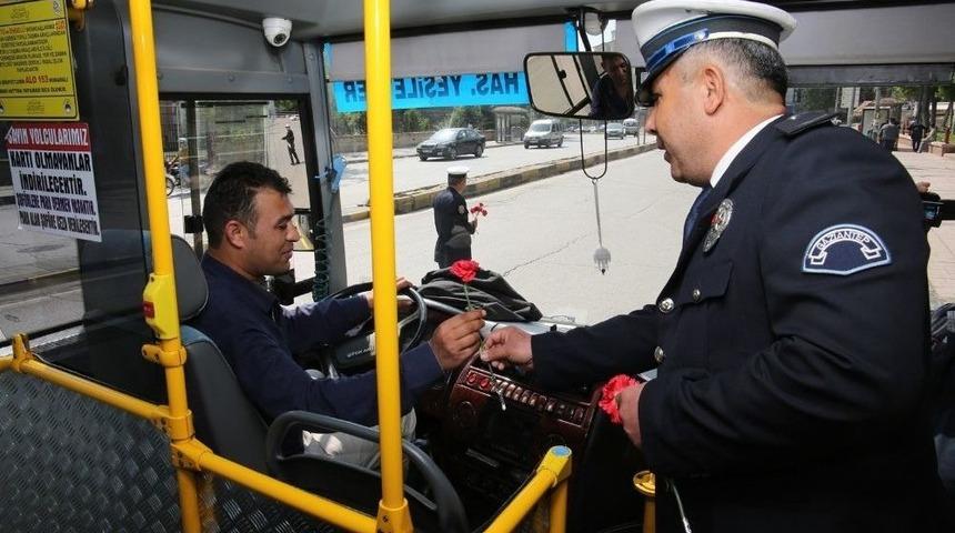 Polis S&uuml;r&uuml;c&uuml;lere Karanfil Dağıttı