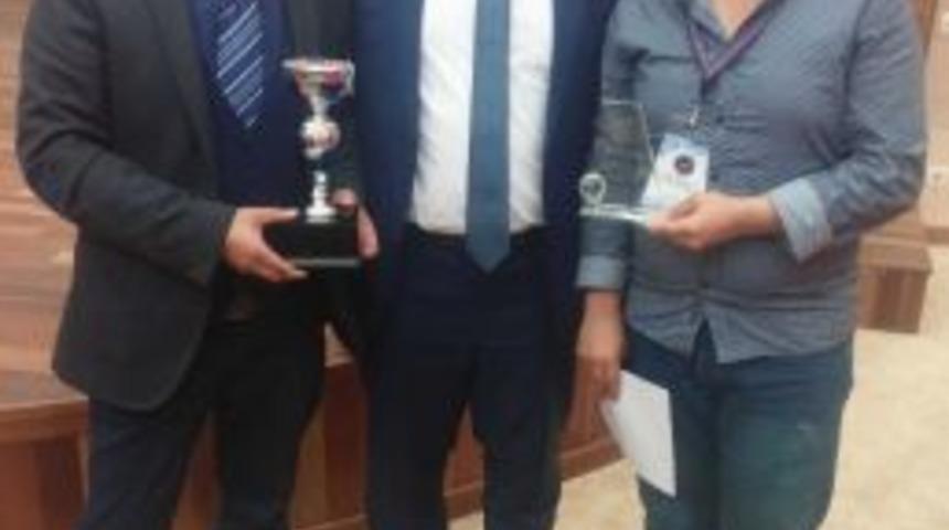 &Uuml;niversite &Ouml;ğrencileri Klavye Yarışmasından Dereceyle D&ouml;nd&uuml;