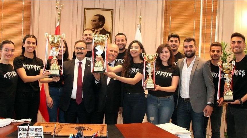 Kupalarını Rekt&ouml;r G&uuml;r&rsquo;e Verdiler