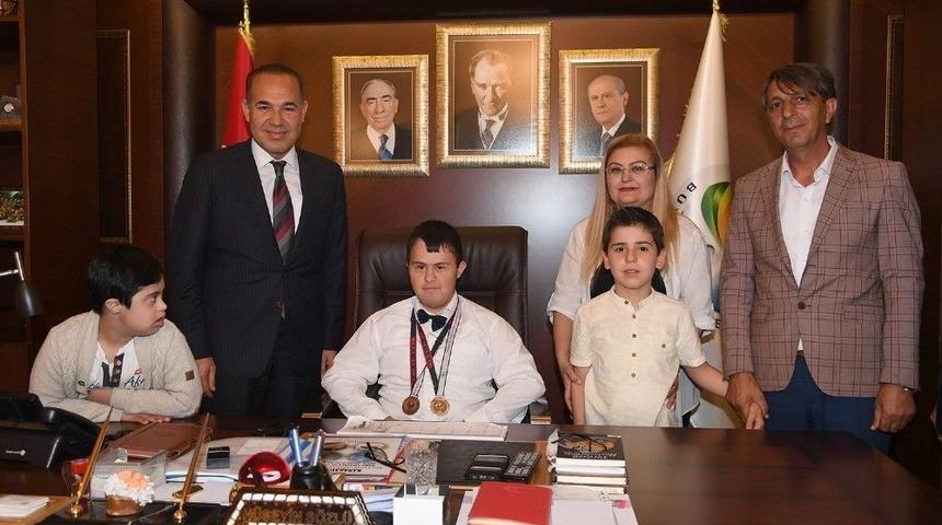 Başkan S&ouml;zl&uuml;, Makam Koltuğunu Engelli &Ccedil;ocuklara Bıraktı