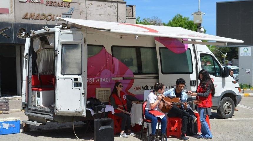 Canlı M&uuml;zik Eşliğinde Kan Bağışı