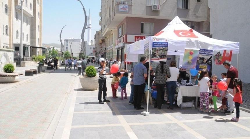 Cizre&rsquo;de Sevgi Sokağında Trafik Bilgilendirme Standı A&ccedil;ıldı