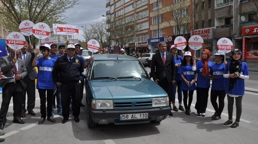 Sivas&rsquo;ta &Uuml;niversiteli &Ouml;ğrencileri Trafik Kontrol&uuml; Yaptı