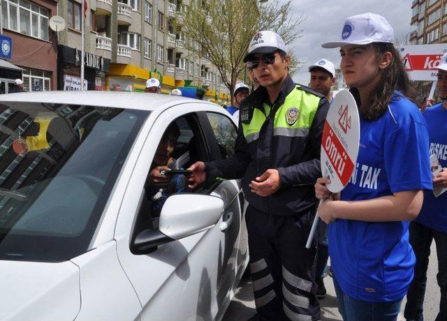 Sivas’ta Üniversiteli Öğrencileri Trafik Kontrolü Yaptı