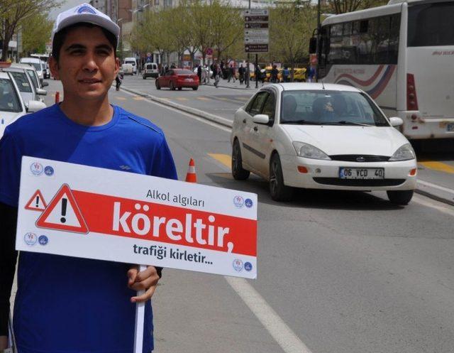 Sivas’ta Üniversiteli Öğrencileri Trafik Kontrolü Yaptı