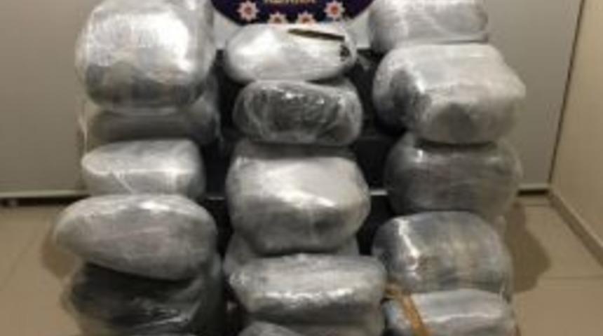 Polisten Ka&ccedil;an Otomobilden 173 Kilo Esrar &Ccedil;ıktı