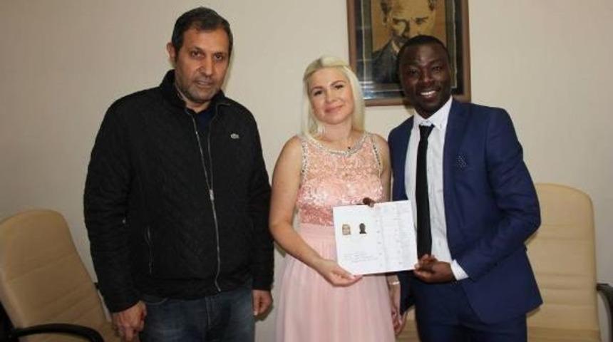 Iğdır Arasspor'un Ganalı Futbolcusu Amoah'a Polonyalı Eş