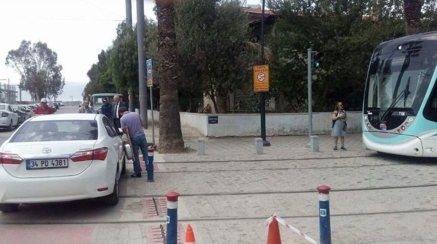 Tramvay Raylarına Aracını Bıraktı, Dakikalarca Almadı