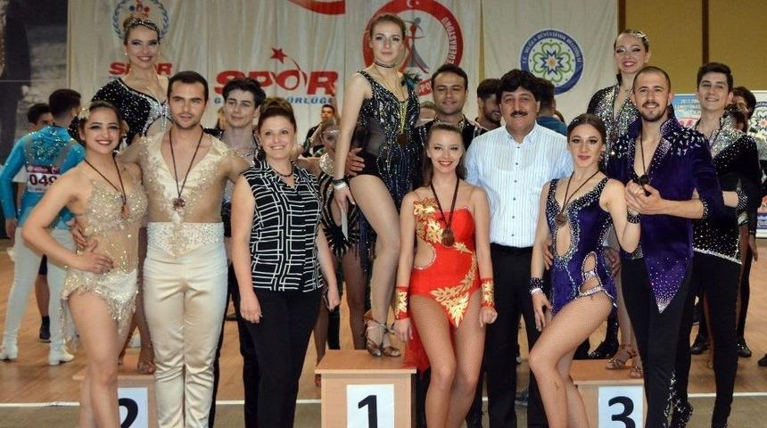 B&uuml;y&uuml;kşehir&rsquo;in Dans&ccedil;ıları Salsa 4. Etabında Birinci Oldu