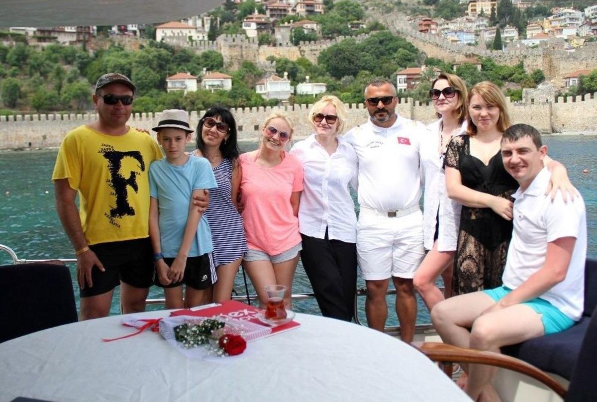 Alanya&rsquo;da G&uuml;n&uuml;birlik Turlara Rus Ve Ukraynalı Turist Bereketi