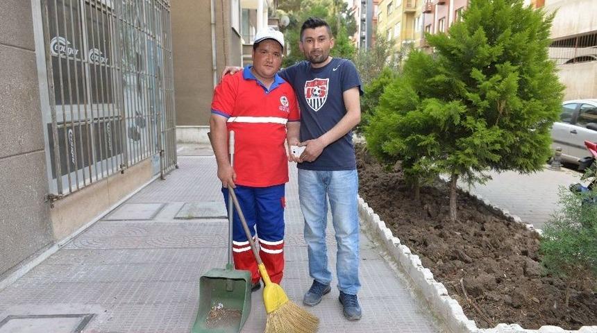 (&ouml;zel Haber) Temizlik İş&ccedil;isi, Bulduğu Telefonu Sahibine Teslim Etti