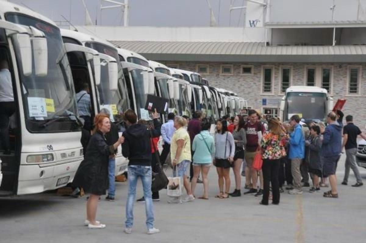 Kuşadası'na &Uuml;&ccedil; Gemiyle Turist Geldi
