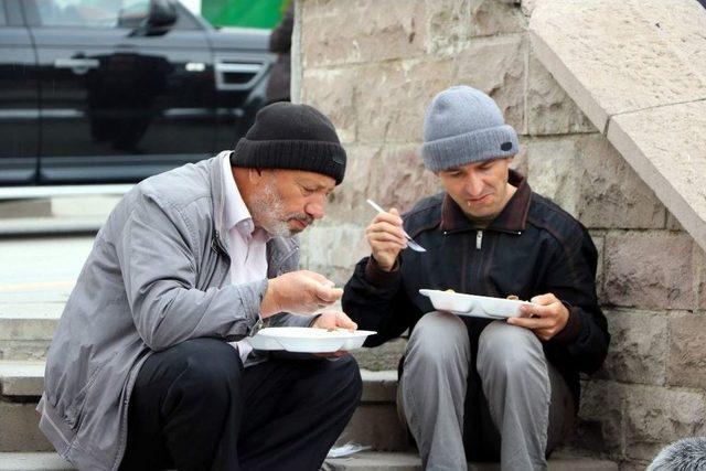 Yozgat’ta Vatandaşlara Vakıf Yemeği Dağıtıldı