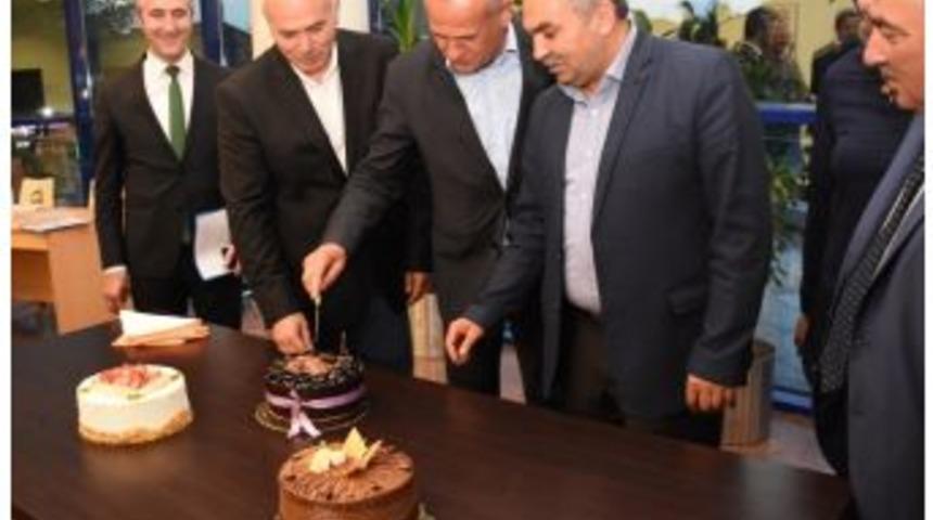 Meclis &Uuml;yesi Ayhan Cicu&rsquo;ye Mecliste S&uuml;rpriz Doğum G&uuml;n&uuml;
