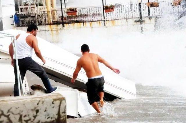 Bodrum'da Şiddetli Lodos Hayatı Olumsuz Etkiledi