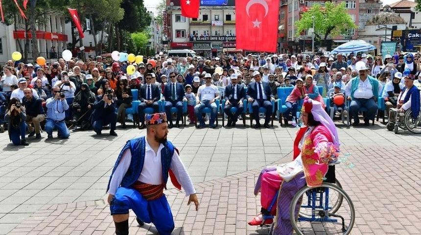 Engelliler Tekerlekli Sandalye İle Zeybek Oynadı