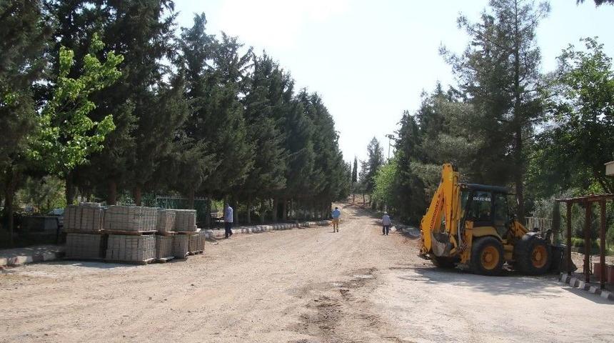 B&uuml;y&uuml;kşehir Ceylanpınar İl&ccedil;e Mezarlığını Onarıyor