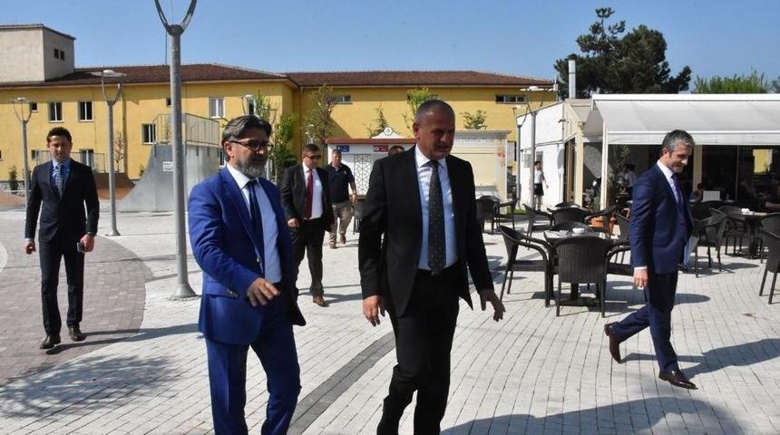 D&uuml;zce Belediyesi Şehitler Parkındaki Eksiklikleri Gideriyor