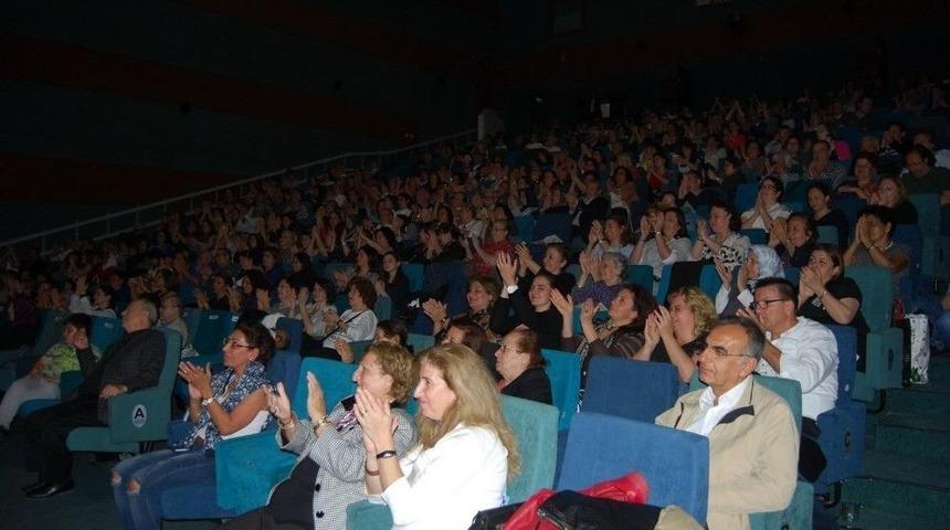 Nil&uuml;fer Kadın Korosu Renk Otizm Derneği Yararına Sahnedeydi