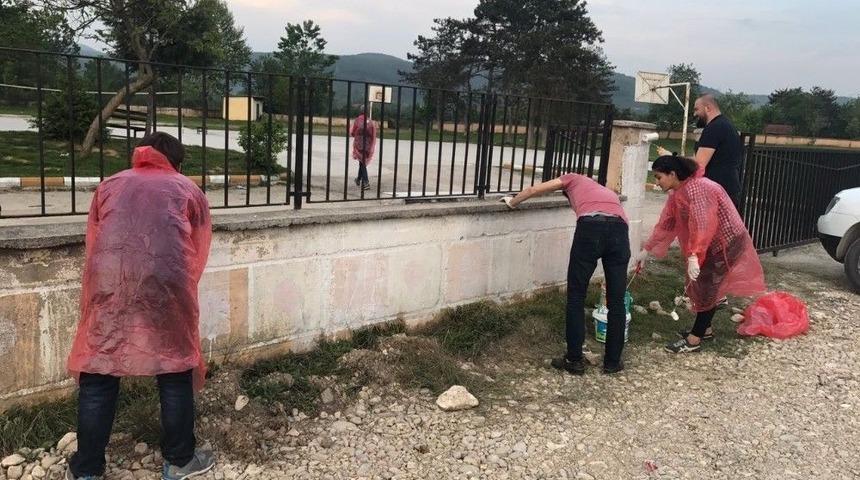 Ak Gen&ccedil;lerden K&ouml;y Okullarına Destek