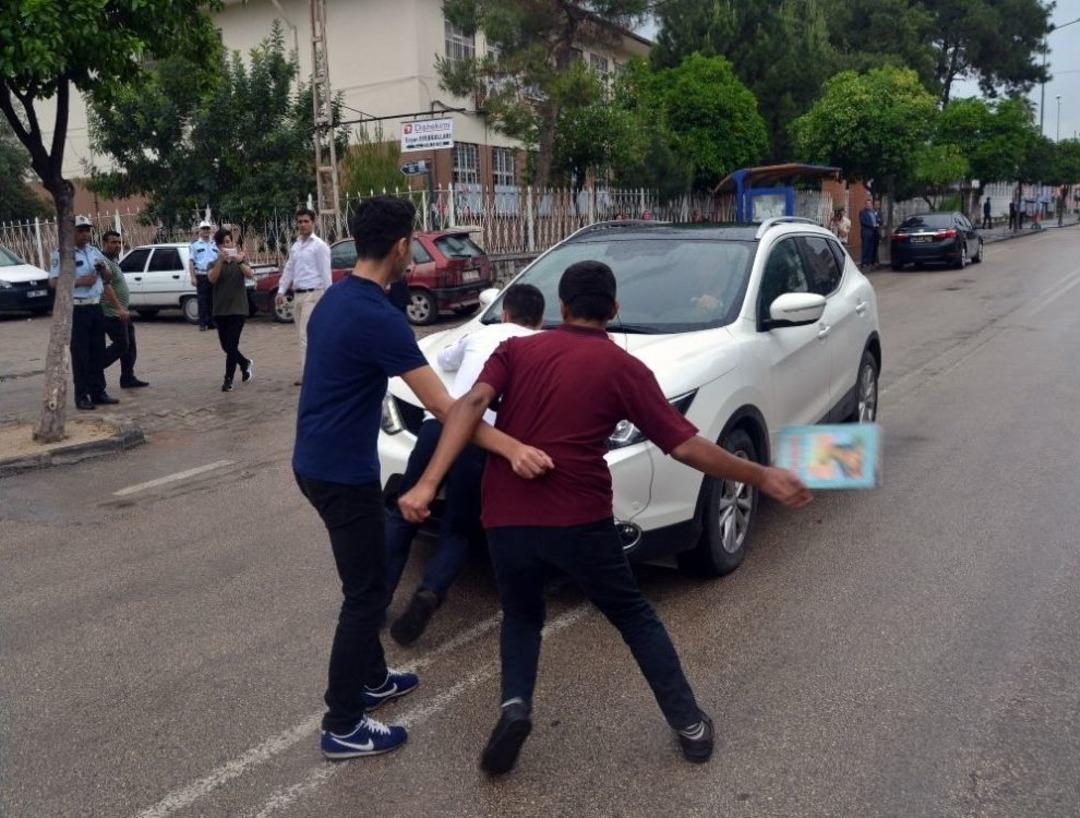 Liseli &Ouml;ğrencilerin Trafik Kazası Canlandırması Ger&ccedil;eğini Aratmadı