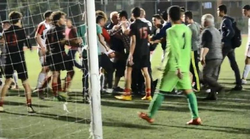 Mersin'de Futbolcular Antren&ouml;re Saldırdı