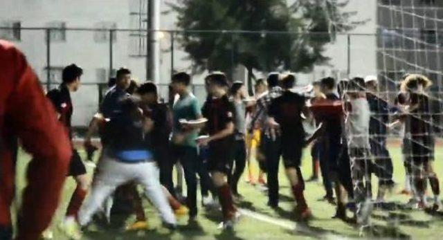 Mersin'de Futbolcular Antrenöre Saldırdı